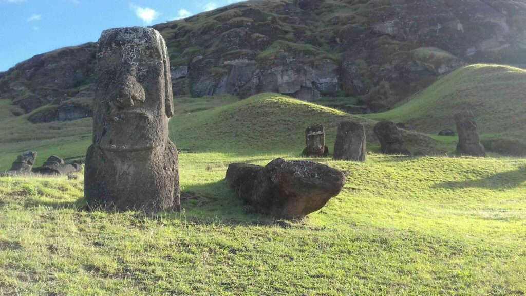 La Isla de Pascua pertenece a Chile aunque ttiene un alto grado de autonomía. Además su compromiso con la protección del medio ambiente mediante técnicas tradiconales de cultivo, reciclaje y uso del agua y energías renovables. 