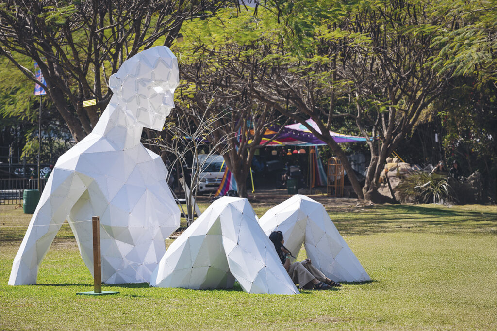 Escultura geométrica como parte del circuito de arte de Bahidorá