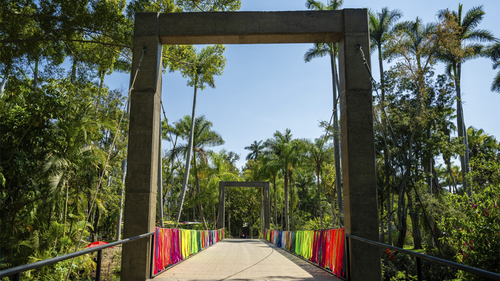 Puente decorado con telas de colores en el Festival Bahidorá en Las Estacas