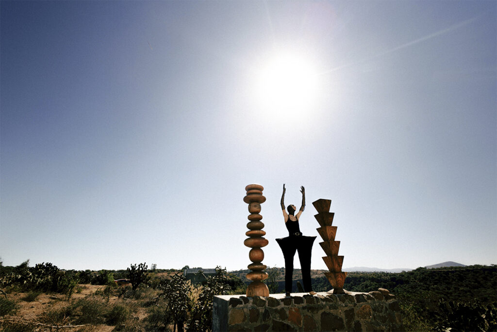 Instalación de piezas escultóricas de la colección Forms of Stone de Estudio Daniel Orozco, realizadas en madera, mármol y piedra en un paisaje desértico.