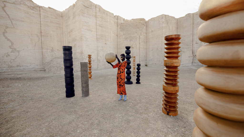 Daniel Orozco y parte de la obra del estudio.