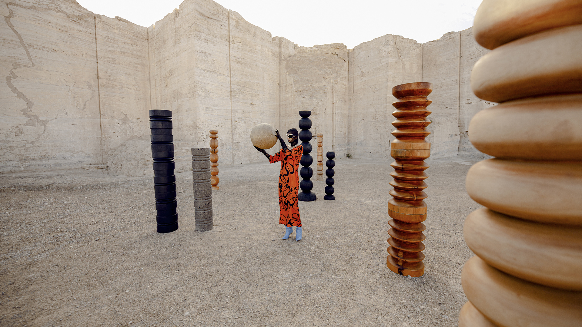 Instalación de mobiliario escultórico de Estudio Daniel Orozco en piedra y madera, dispuesta en un paisaje arquitectónico que dialoga con la escala humana y el entorno natural.