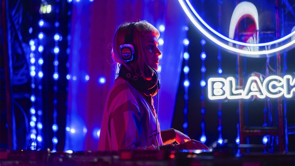 DJ mujer tocando música electrónica de noche en el Festival Bahidorá