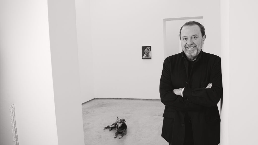 Enrique Guerrero en una foto de 2026, posando en la galería.