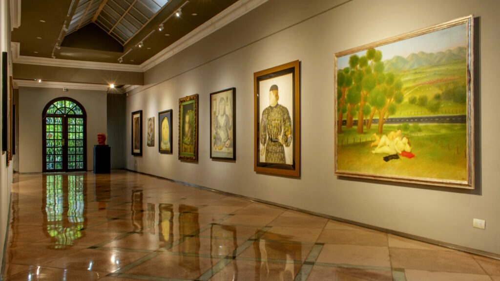 Medellín ha logrado transformar su imagen de ciudad violenta en los años ochenta y noventa gracias a iniciativas públicas y privadas en torno a la cultura.