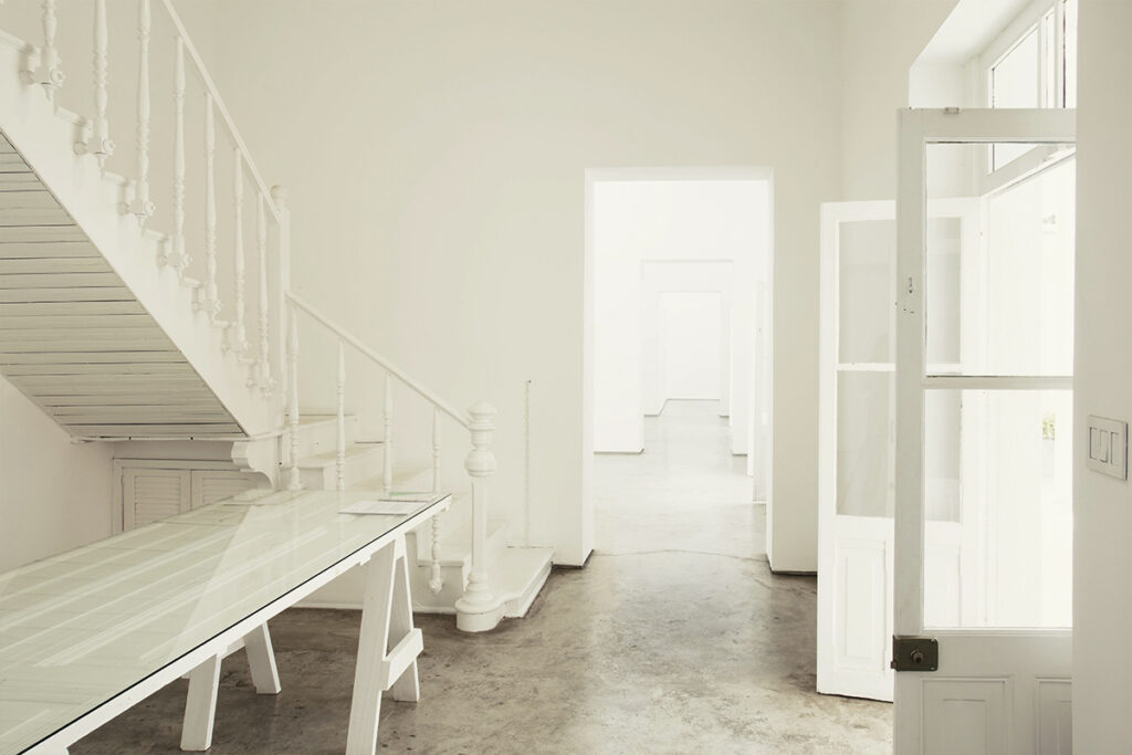 Las instalaciones de la Galería Enrique Guerrero, destacan por su sobriedad y tonos en blanco.