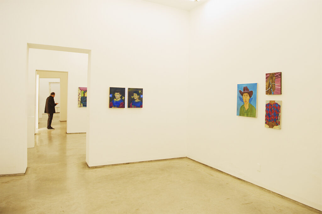 Vista de sala con obras de Alejandra Valera exhibidas en la Galería Enrique Guerrero.