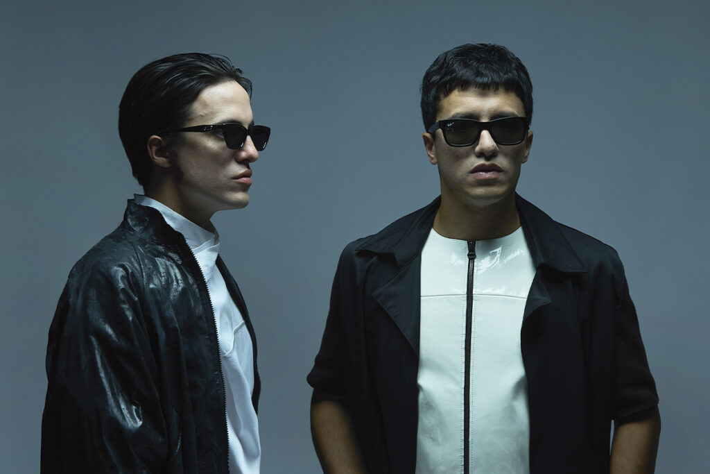 Peces Raros, el dúo argentino de electrónica formado por Lucio Consolo y Marco Viera, posa con estética minimalista y futurista, reflejando la vanguardia sonora del proyecto