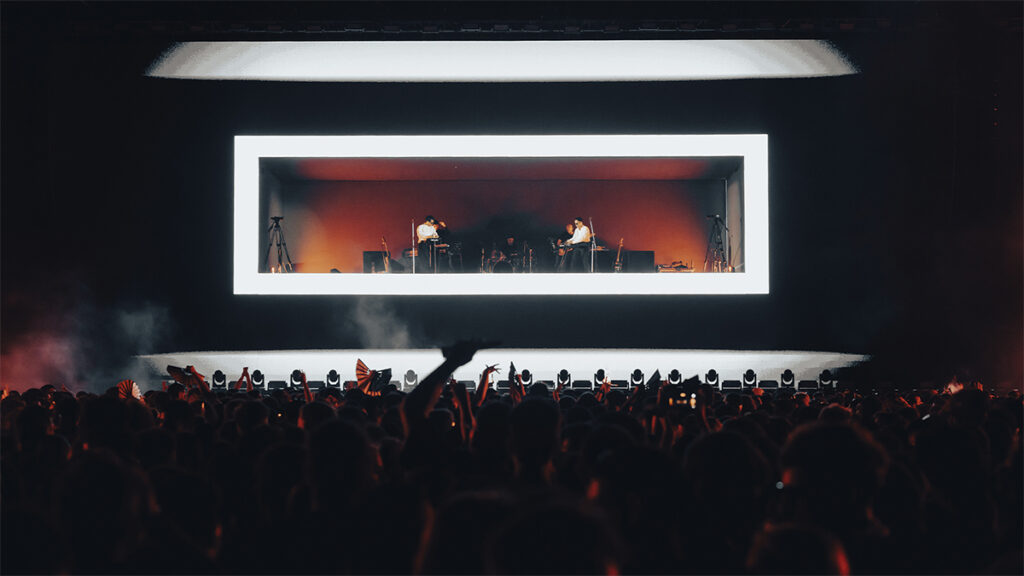 Show en vivo de Peces Raros con una propuesta audiovisual inmersiva: música electrónica y visuales.