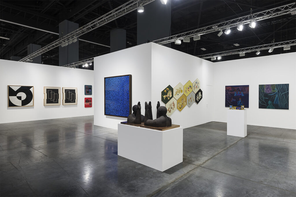 Uno de los mecanismos para promover los artistas de una galería de prestigio es que esta participe en muestras internacionales como art Basel Miami.