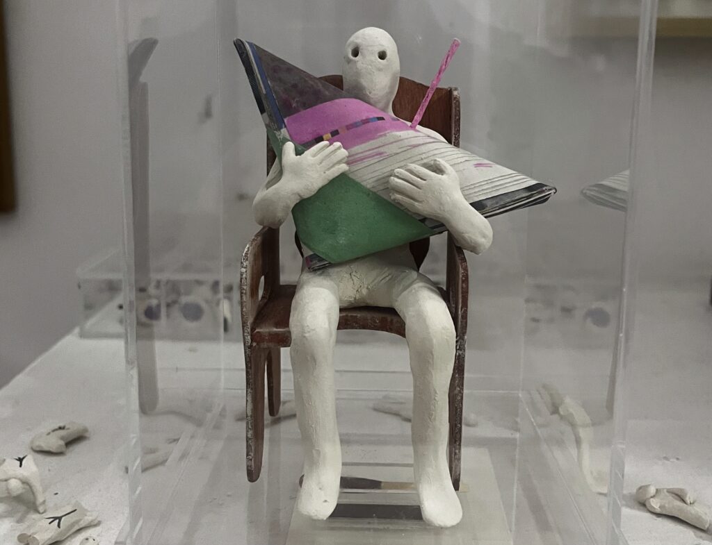 La pieza de diseño de Lino Vite muestra una figura de cerámica cargando una paloma de pólvora.