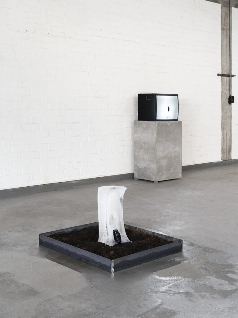 Antonela Aiassa y su obra en una galería.