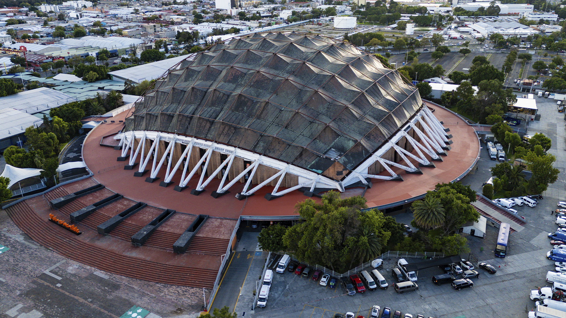 Vista aérea del Palacio de los Deportes en Ciudad de México, con su gran cubierta geométrica de cobre y concreto.