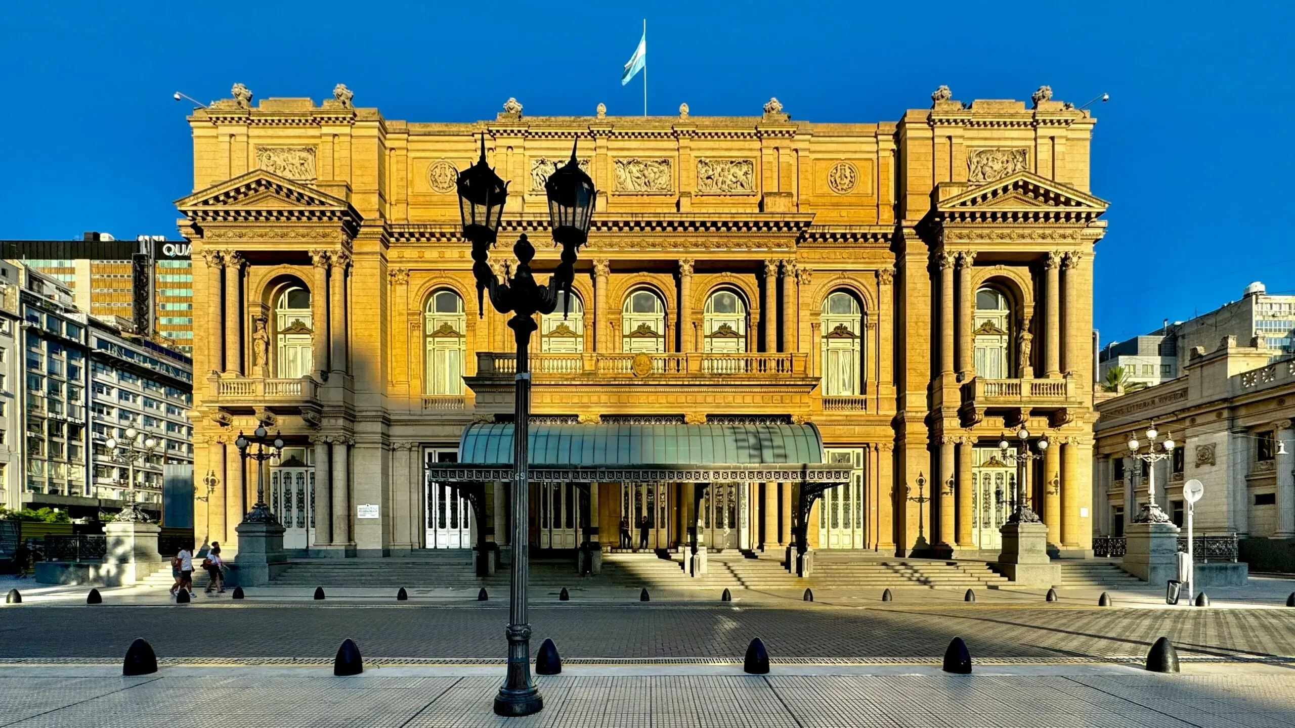 cuando la poesía se hace palabra en un escenario, el público de un teatro sabe que ha sido una experiencia