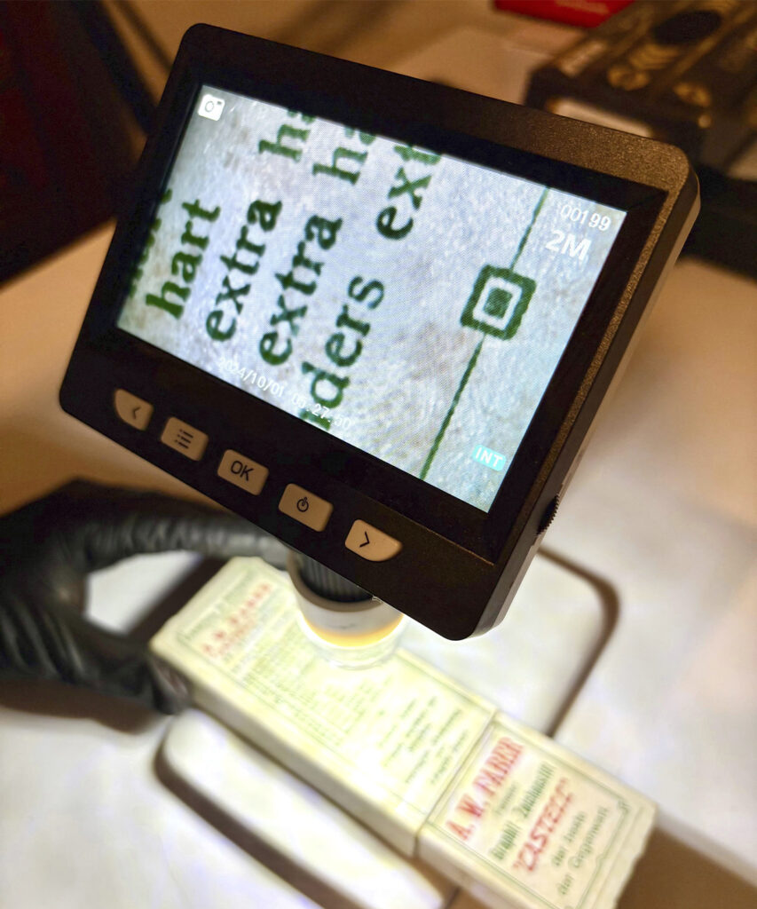 El trabajo de Marcel Mendoza es revelar fraudes en el arte.