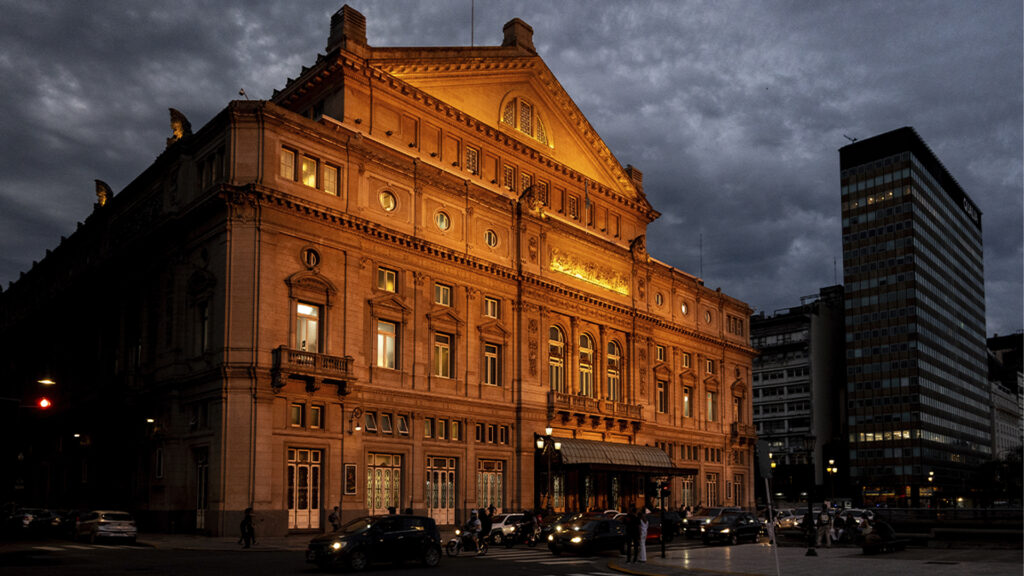 Los más grandes artistas de la música y el teatro y el horror de la violencia convergen en este espacio argentino