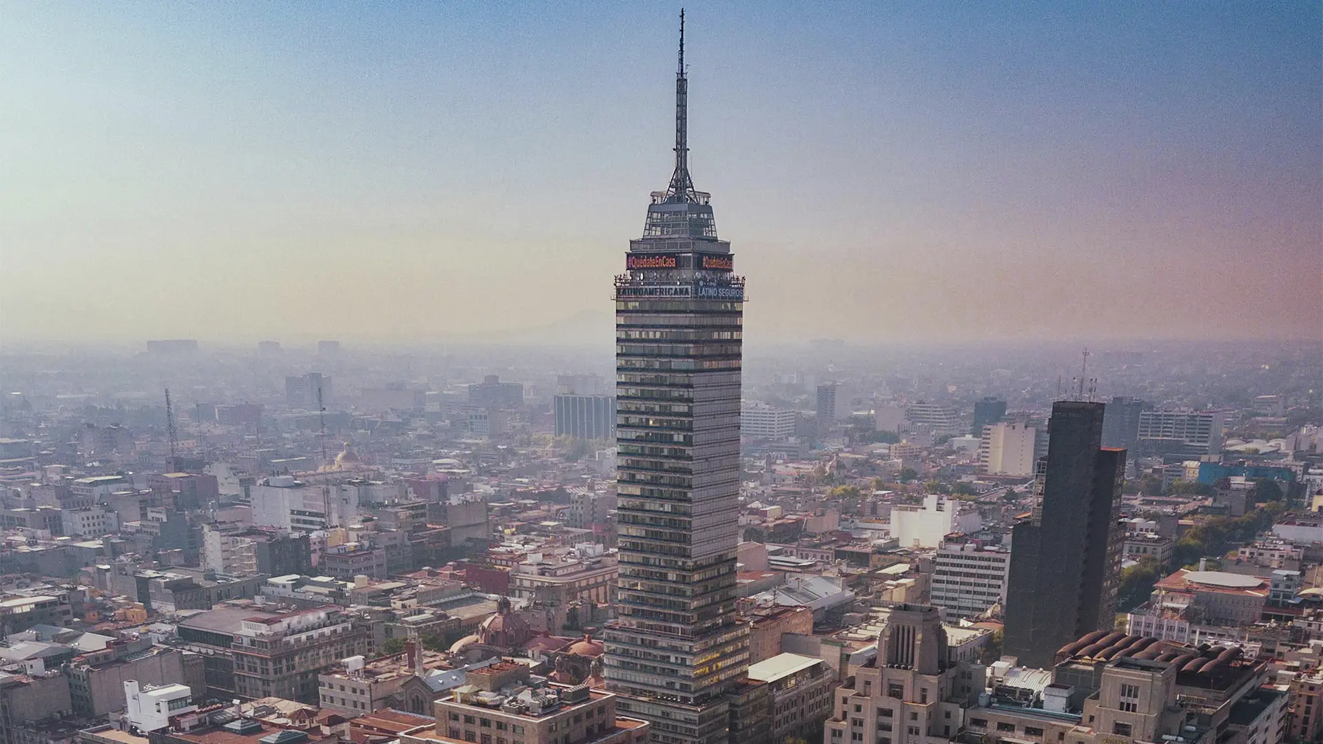 Torre Latinoamericana en la Ciudad de México. Foto: Mark Flying / Pexels