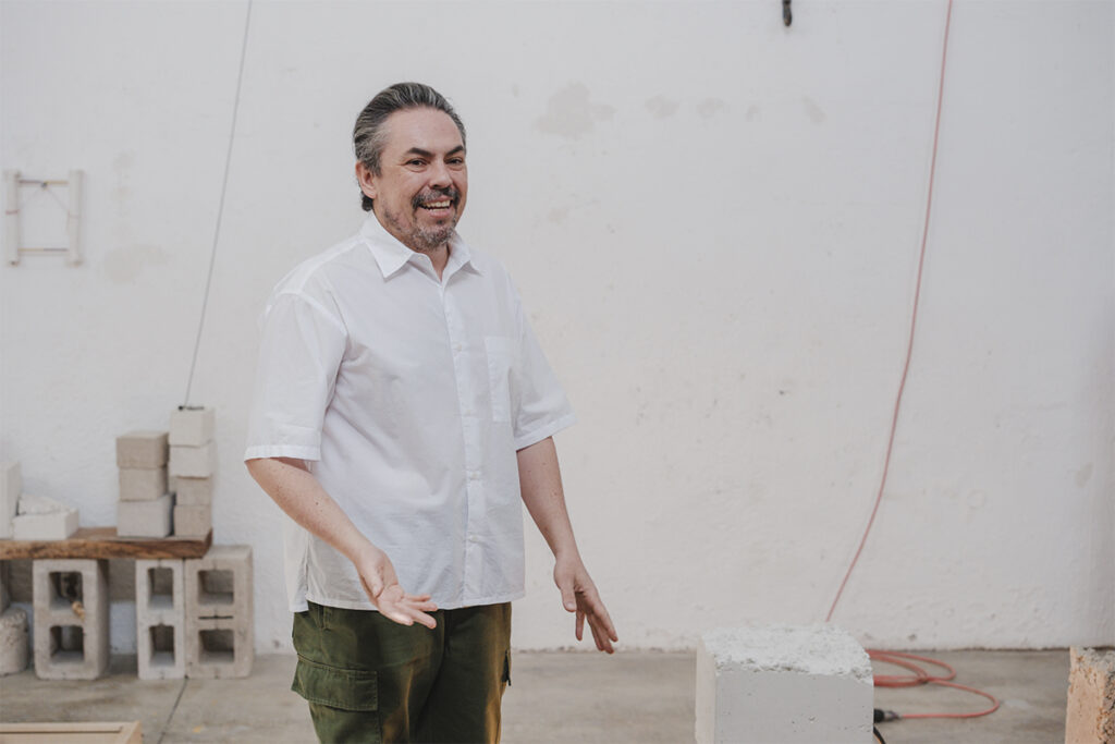 Alejandro Almanza en su galeria