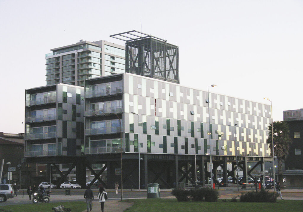 El Barrio Cívico en Boca Sur, proyectado por Smiljan Radic, funciona como un soporte de programas públicos,