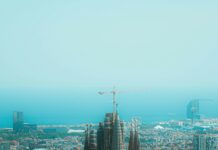 El año Gaudí y cómo Dalí lo rescató de ser un ídolo anacrónico caído La sagrada familia