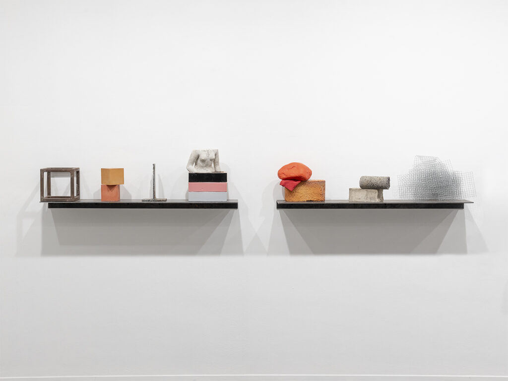 Esculturas de piedra y vidrio en equilibrio del artista mexicano Jose Dávila.