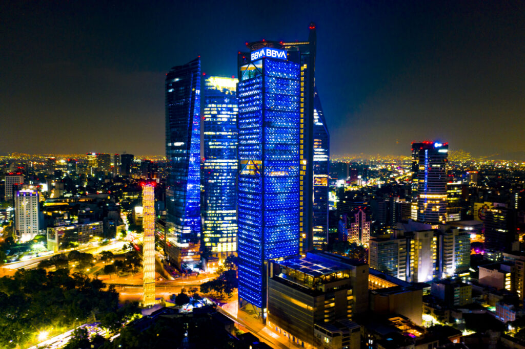 Fachada de la Torre BBVA en la CDMX.