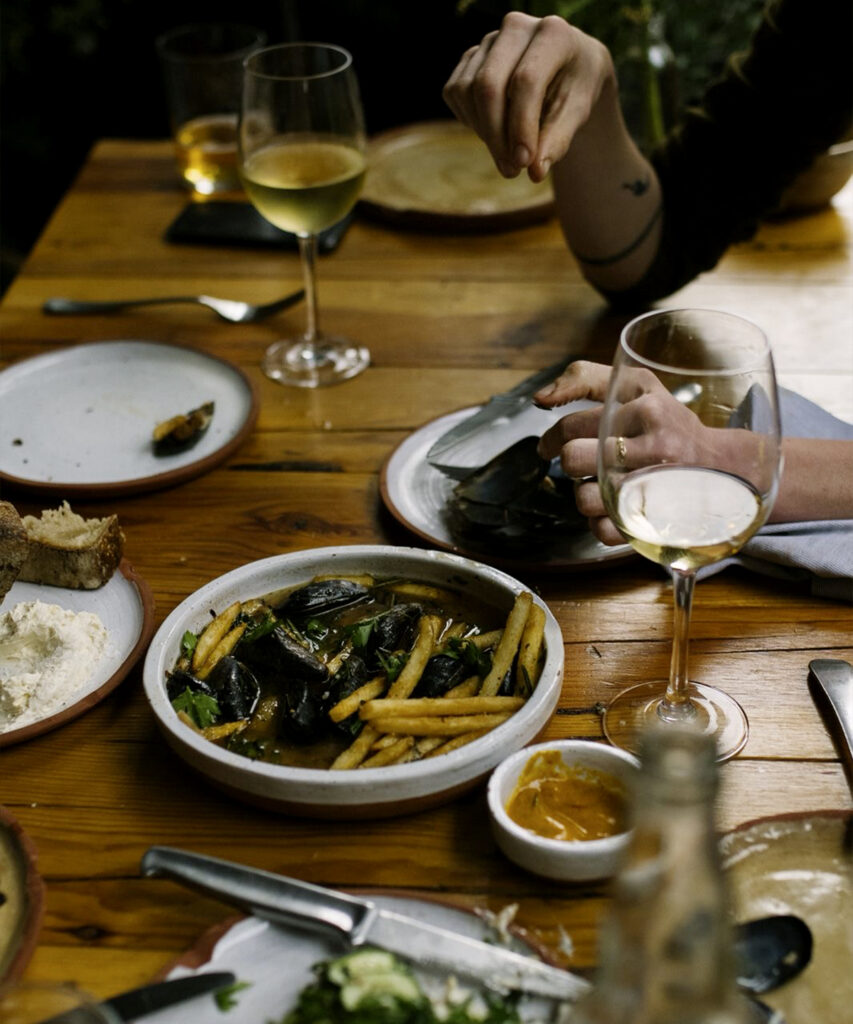Marmota y sus platillos de  ostiones a la leña. 