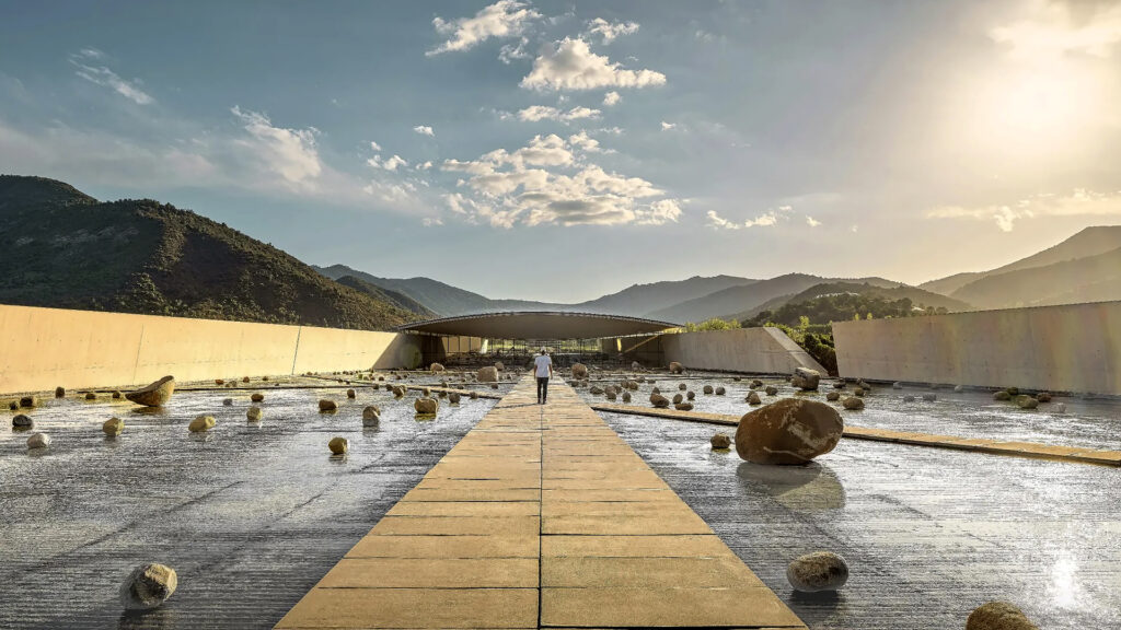 La Bodega VIK, diseñada por el destacado arquitecto chileno Smiljan Radic (junto a Loreto León y Marcela Correa), es una obra vanguardista inaugurada en 2014.