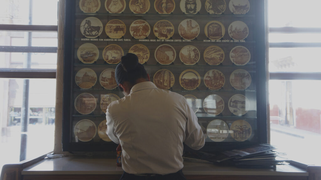 un día en el café Acrópolis