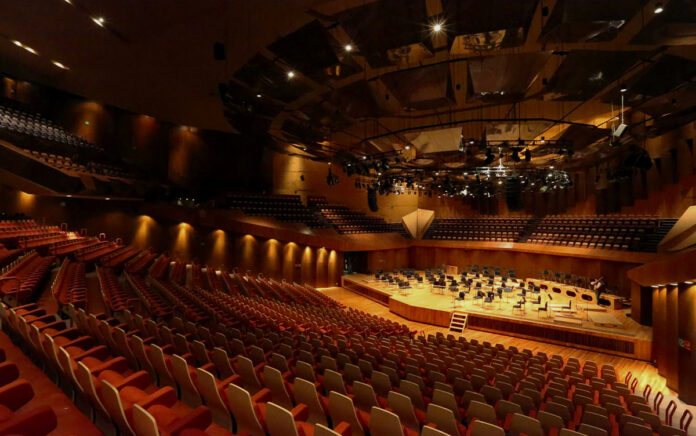 El diseño tipo viñedo de la Sala Nezahualcóyotl permite que el público rodee el escenario, mientras los paneles acústicos suspendidos dirigen el sonido con precisión hacia toda la audiencia. ⚫ Crédito Cortesía: Orquesta Filarmónica de la UNAM (OFUNAM)