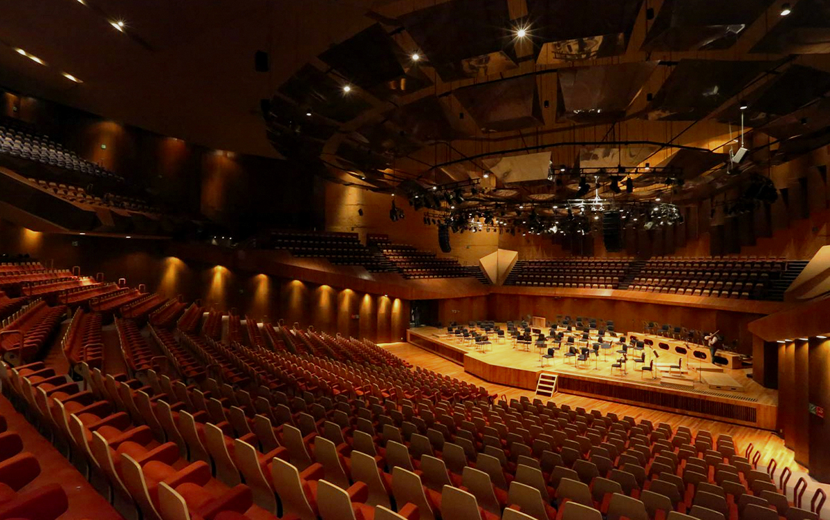 El diseño tipo viñedo de la Sala Nezahualcóyotl permite que el público rodee el escenario, mientras los paneles acústicos suspendidos dirigen el sonido con precisión hacia toda la audiencia. ⚫ Crédito Cortesía: Orquesta Filarmónica de la UNAM (OFUNAM)