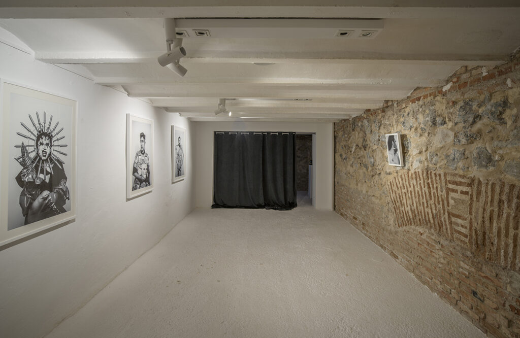 Galería de arte contemporáneo en Madrid con fotografías en blanco y negro en un espacio de convento histórico