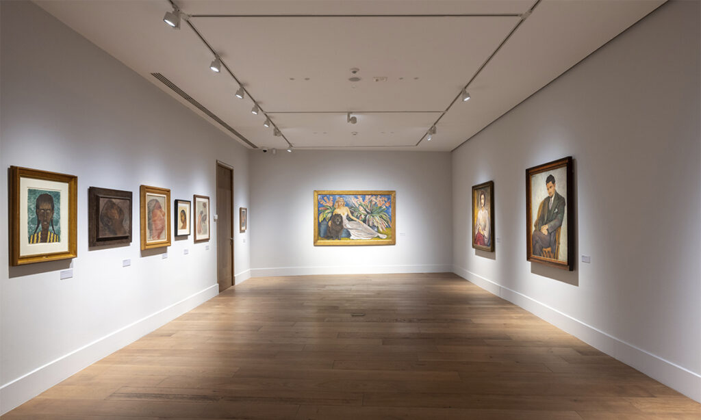 Sala de exposición con pinturas del arte mexicano del siglo XX colgadas en paredes blancas en la Fundación Casa de México en Madrid.