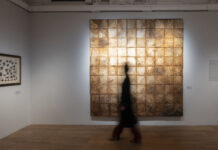 La colección Micha Levy en Madrid: una casa, una mirada, un siglo de arte mexicano Visitante frente a una gran obra abstracta en una exposición de arte mexicano en Madrid.