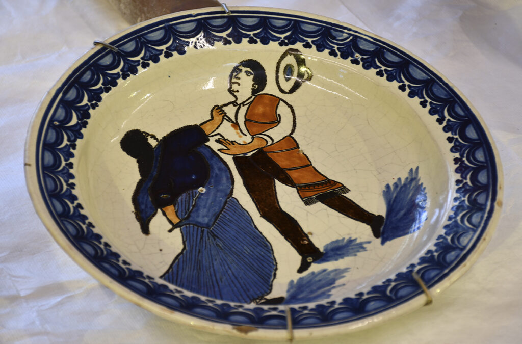 Plato de cerámica decorativo, probablemente hecho a mano y de estilo artesanal.