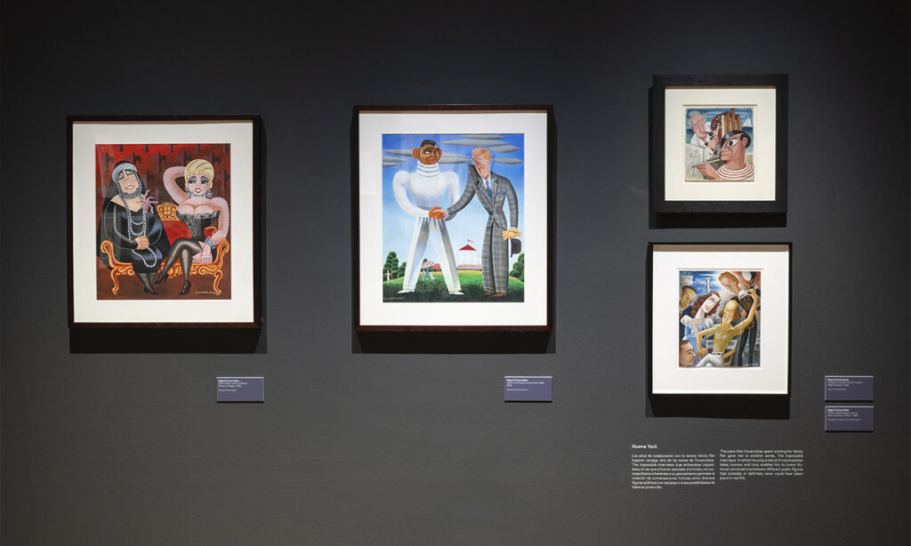 Ilustraciones y caricaturas de Miguel Covarrubias enmarcadas en pared oscura, con escenas satíricas y personajes estilizados en la colección Micha Levy en Madrid.