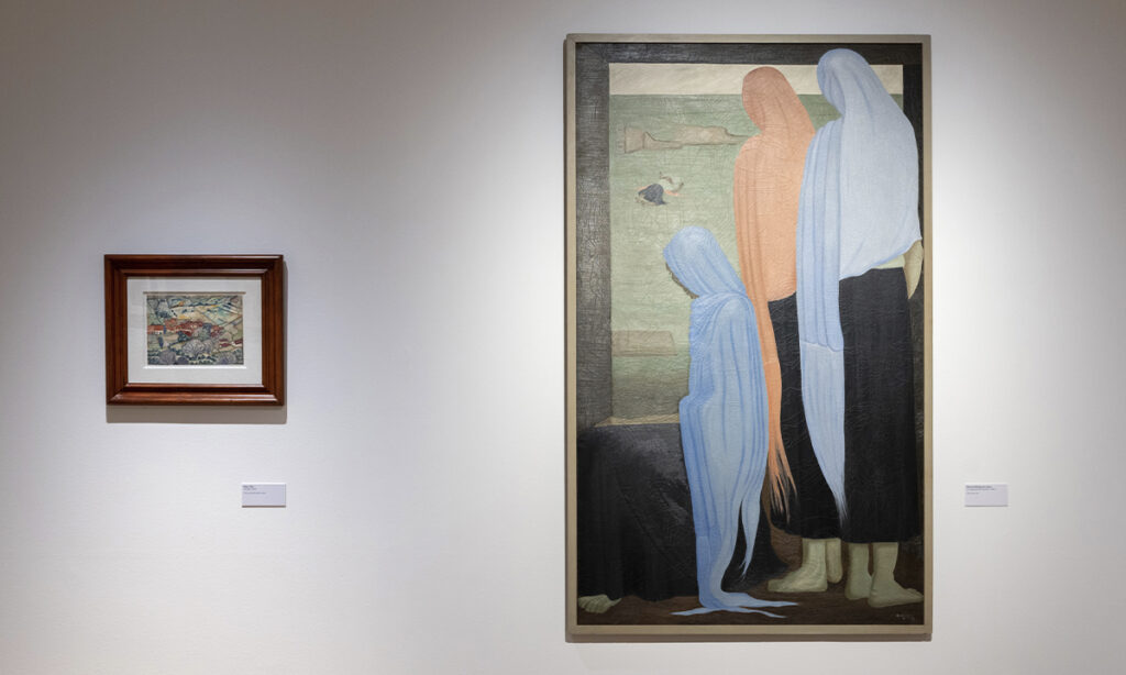 Pintura de Nahui Olin con figuras alargadas y cubiertas por velos frente a un paisaje, en la colección Micha Levy expuesta en Madrid.