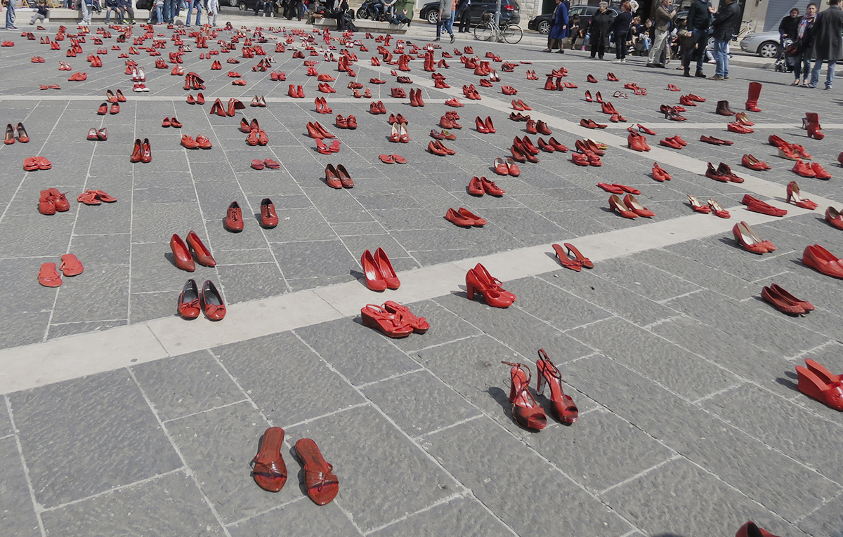 Zapatos Rojos en la explanada