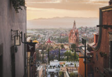 San Miguel de Allende: 48 horas entre lo invisible y lo eterno Vista de San Miguel de Allende con la Parroquia de San Miguel Arcángel al atardecer entre calles coloniales