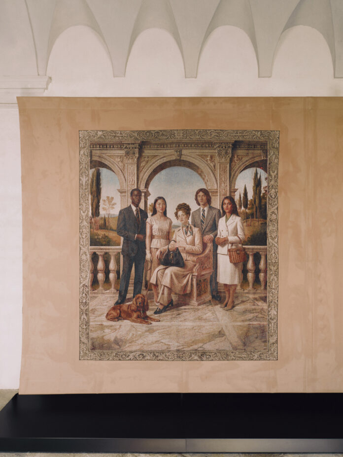 Tapiz figurativo de Gucci Memoria instalado en los claustros de San Simpliciano durante el Salone del Mobile 2026