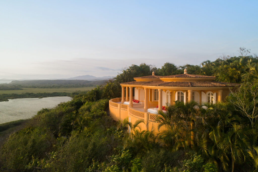 Villa de Cuixmala rodeada de selva tropical en Costalegre, Jalisco.
