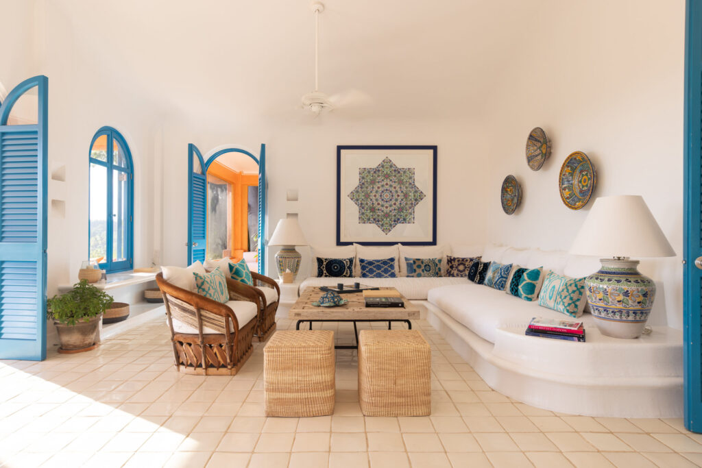 Interior de villa en Cuixmala con decoración mediterránea y detalles azules.