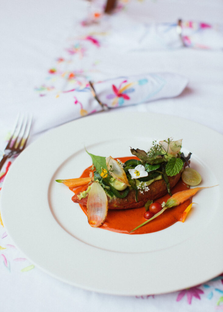 La propuesta gastronómica del resort se basa en ingredientes orgánicos provenientes de su granja biodinámica privada.