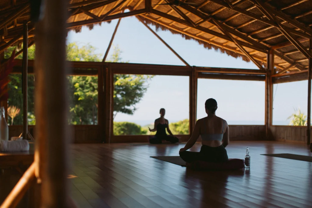 Wellness, contemplación y naturaleza convergen en el espacio de yoga de Cuixmala frente al Pacífico mexicano.