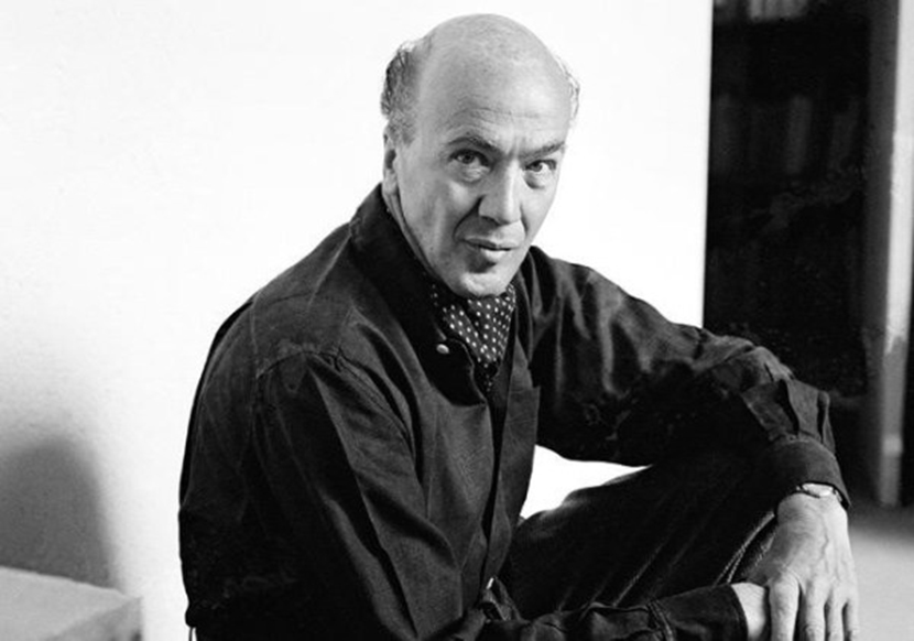 Retrato de Luis Barragán, arquitecto mexicano, en pose relajada y mirada directa.