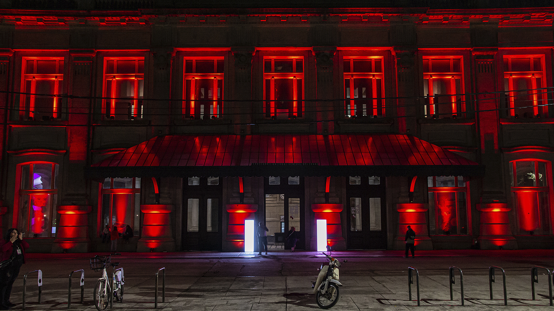 Fachada iluminada de la Estación Belgrano durante +Feria Arte Contemporáneo de Santa Fe 2026