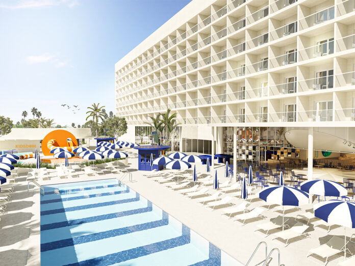 Hotel contemporáneo blanco con piscina exterior, sombrillas azules y amplias zonas lounge bajo una estética mediterránea y luminosa.