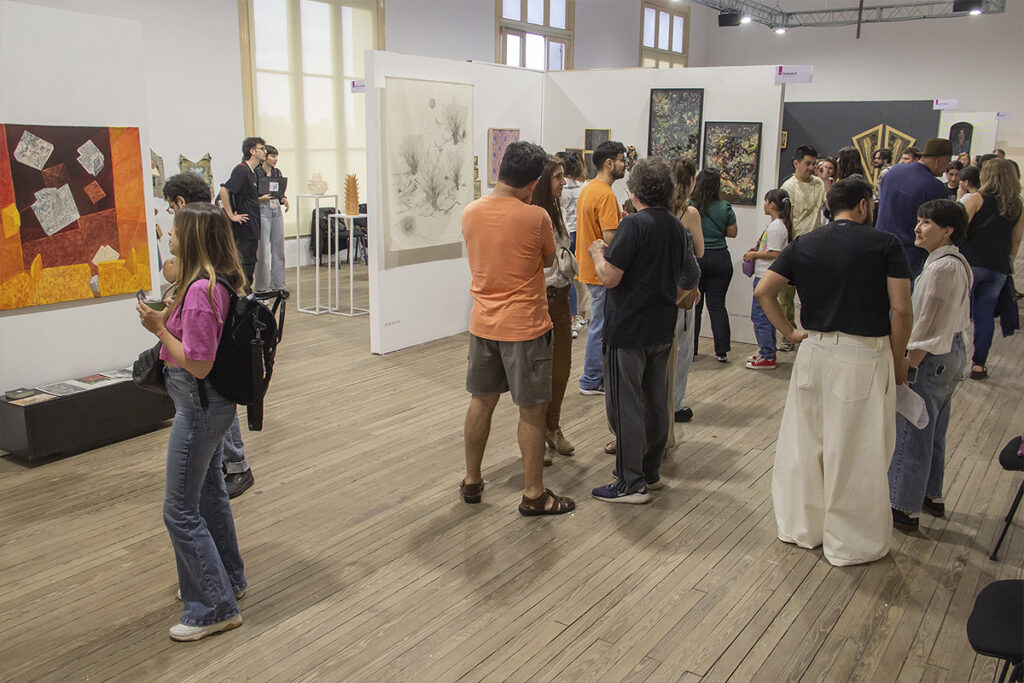 Visitantes recorren una exposición de +Feria Arte Contemporáneo en Santa Fe