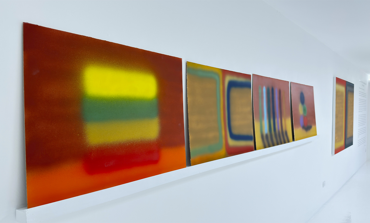 Obra abstracta de Ilan Liberman compuesta por patrones circulares metálicos y reflejos verticales en tonos negros, dorados y azules.