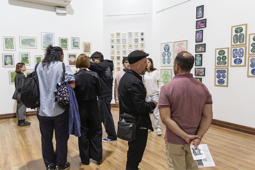 Público recorre una muestra de arte contemporáneo en Santa Fe